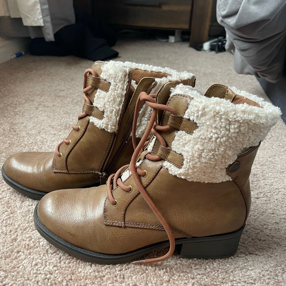Leather boots with fur trim